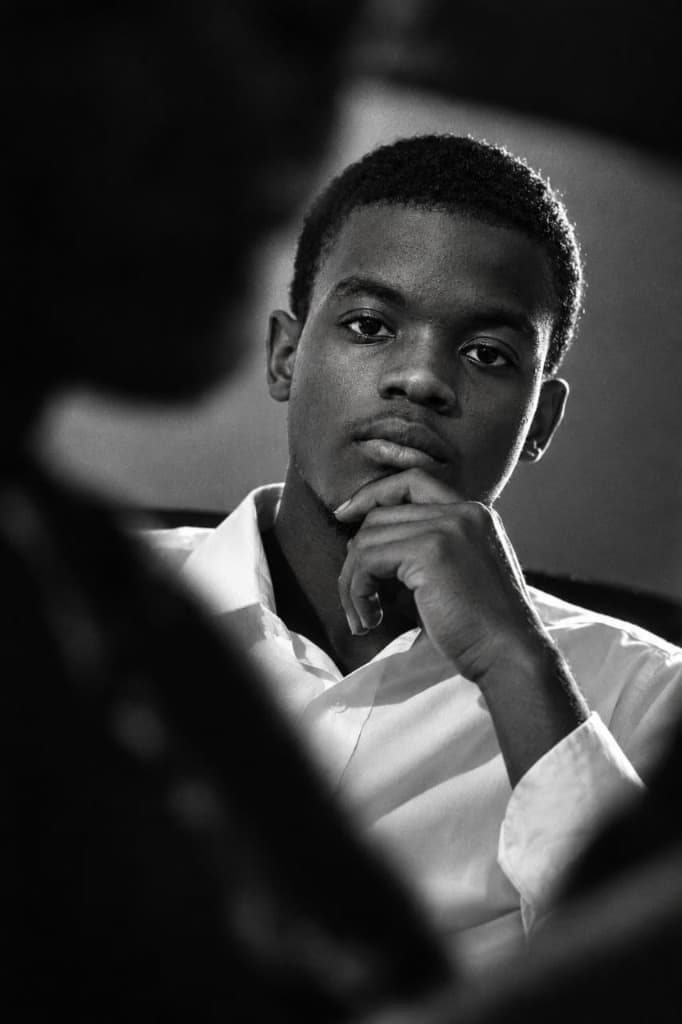 Portrait éditorial de Charles John Yougo